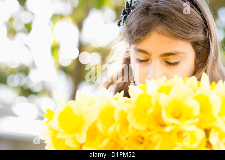 Gemischte Rassen Mädchen Blumen riechen Stockfoto