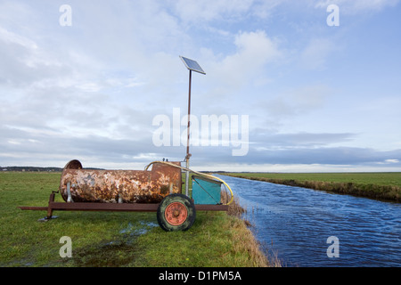 Rostigen Container, Bereitstellung von Trinkwasser für das Vieh, ein Solar-Panel, die Bereitstellung von Strom für eine Pumpe Stockfoto