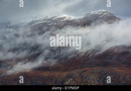 Low cloud rund um die Gipfel der Sgurr Dubh, Sgurr eine Tuill Bhain und das Wasser fallen an seiner Basis in der Nähe von Loch Maree. Stockfoto