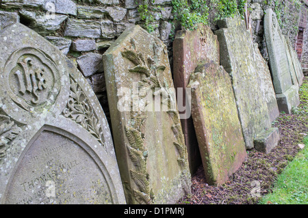 Altes Grab Steinen in allen Heiligen Kirchhof, Shelsley Beauchamp, Worcestershire, England, UK Stockfoto