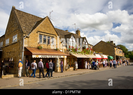 Geschäfte in Bourton auf dem Wasser, Gloucestershire, England. Stockfoto