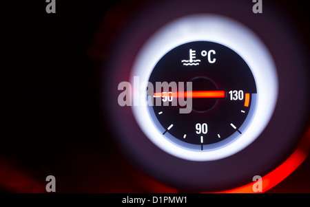 Nahaufnahme von einem Thermometer bei 50 Grad Celsius. Stockfoto