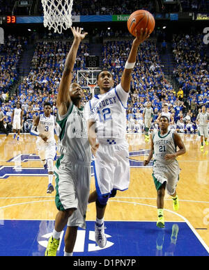 2. Januar 2013 - Lexington, KY, USA - Kentucky Wildcats bewachen Ryan Harrow (12) fuhr in einem Layup wie Kentucky Eastern Michigan auf Mittwoch, 2. Januar 2013 in Lexington, Kentucky Foto von Mark Cornelison gespielt | Personal (Kredit-Bild: © Lexington Herald-Leader/ZUMAPRESS.com) Stockfoto