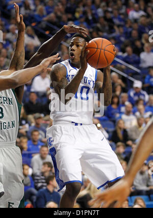 2. Januar 2013 - Lexington, KY, USA - Kentucky Wildcats bewachen Archie Goodwin (10) sah im Verkehr passieren, wie Kentucky Eastern Michigan auf Mittwoch, 2. Januar 2013 in Lexington, Kentucky Foto von Mark Cornelison gespielt | Personal (Kredit-Bild: © Lexington Herald-Leader/ZUMAPRESS.com) Stockfoto