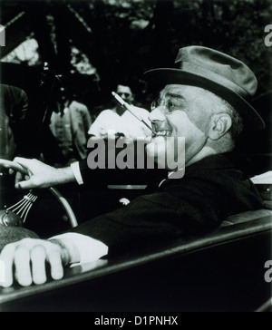 Franklin Roosevelt, 32. Präsident der Vereinigten Staaten von Amerika, Zigarette während der Fahrt Automobile, 1939 Stockfoto