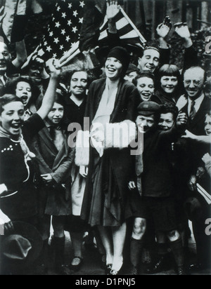 Amelia Earhart in London nach dem Flug von Neufundland nach Wales, 17. / 18. Juni 1928 begrüßt Stockfoto