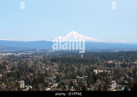 Mount Hood am Columbia River Gorge Scenic Area gegen blauen Himmel Stockfoto