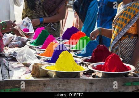 Südindische Frau Farbpulver zur Herstellung von Rangoli Designs auf Festivals von einem Wagen auf der Straße zu verkaufen. Indien Stockfoto