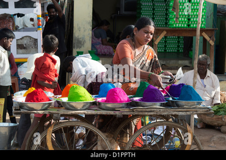 Südindische Frau Farbpulver zur Herstellung von Rangoli Designs auf Festivals von einem Wagen auf der Straße zu verkaufen. Indien Stockfoto