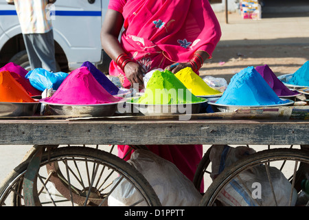 Südindische Frau Farbpulver zur Herstellung von Rangoli Designs auf Festivals von einem Wagen auf der Straße zu verkaufen. Indien Stockfoto