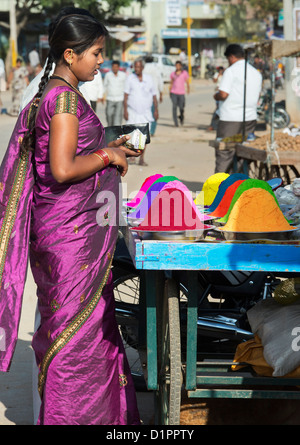 Indische Frau Farbpulver zur Herstellung von Rangoli Designs auf Festivals von einem Wagen auf der Straße zu kaufen. Puttaparthi, Andhra Pradesh, Indien Stockfoto