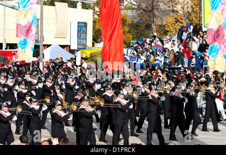 Farmers Insurance/Riverside City College marching Band führt auf bei der 124. Rose Parade am Colorado Blvd. in Pasadena, Kalifornien am Sonntag, 1. Januar 2012. Stockfoto