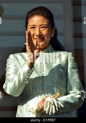 2. Januar 2012, winkt Tokyo, Japan - Prinzessin Masako, Ehefrau von Kronprinz Naruhito, einige 78.700 Gratulanten vom Balkon der Hofburg während der Generalaudienz ein neues Jahr in Tokio auf Montag, 2. Januar 2012. (Foto von Natsuki Sakai/AFLO) AYF-mis - Stockfoto