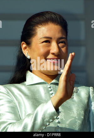 2. Januar 2012, winkt Tokyo, Japan - Prinzessin Masako, Ehefrau von Kronprinz Naruhito, einige 78.700 Gratulanten vom Balkon der Hofburg während der Generalaudienz ein neues Jahr in Tokio auf Montag, 2. Januar 2012. (Foto von Natsuki Sakai/AFLO) AYF-mis - Stockfoto