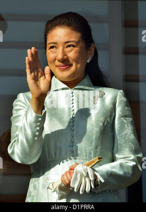 2. Januar 2012, winkt Tokyo, Japan - Prinzessin Masako, Ehefrau von Kronprinz Naruhito, einige 78.700 Gratulanten vom Balkon der Hofburg während der Generalaudienz ein neues Jahr in Tokio auf Montag, 2. Januar 2012. (Foto von Natsuki Sakai/AFLO) AYF-mis - Stockfoto