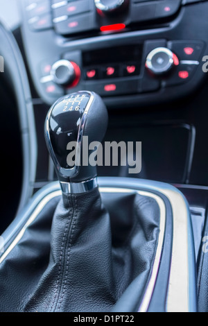 Eine Nahaufnahme von einem Leder-Schalthebel im Auto. Stockfoto