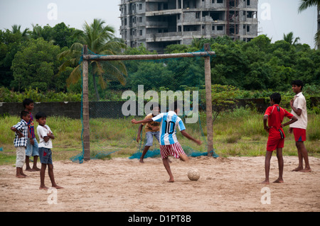 Kinder spielen Fußball in ländlichen Dorf Cochin, Indien Stockfoto