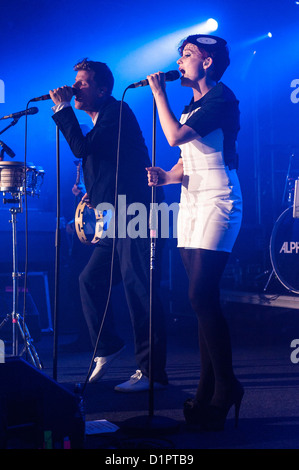 Dänische pop-Band AlphaBeat spielt Concorde2 am 27.04.2010 im Concorde2, Brighton.  Personen im Bild: Stine Bramsen, Anders SG. Bild von Julie Edwards Stockfoto