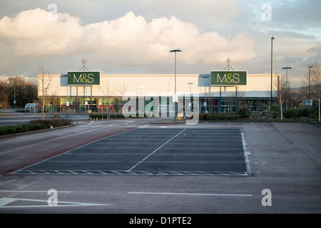 Geschlossen, Marks und Spencer und leeren Parkplatz Longwell Green Retail Park, 7DA BS30 Aldermoor Weg, Bristol, Vereinigtes Königreich Stockfoto