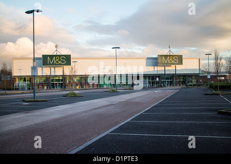 Geschlossen, Marks und Spencer und leeren Parkplatz Longwell Green Retail Park, 7DA BS30 Aldermoor Weg, Bristol, Vereinigtes Königreich Stockfoto