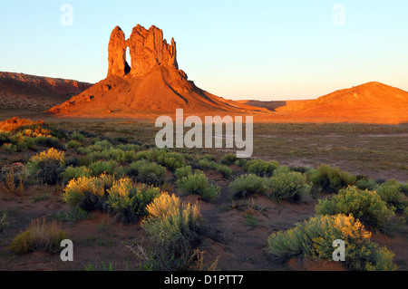 Grenze Butte Bogen bei Sonnenaufgang, Navajo-Reservat, South Bluff, Utah, USA Stockfoto