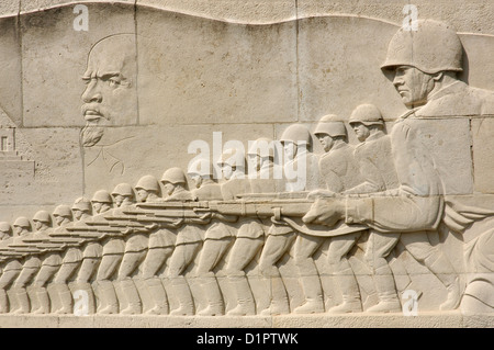 Sarkophag mit Relief schnitzen eine militärische Szene von Soldaten der Roten Armee und Porträt Lenins. Treptower Park. Berlin. Stockfoto