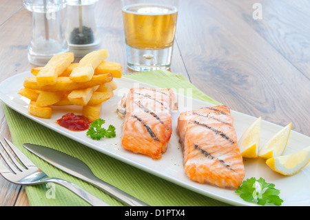 Gegrilltes Lachsfilet mit Pommes frites Stockfoto