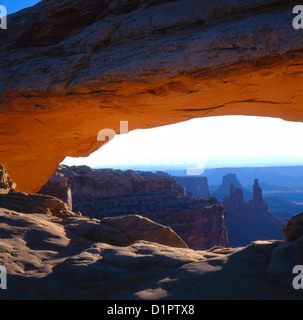 Blick durch Mesa Arch am Waschfrau, La Sal Mountains bei Sonnenuntergang, Landy-Canyon-Nationalpark, Utah Canyonlands National Park, M Stockfoto