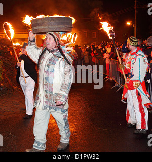 New Year Eve Tar Bar'l (Tar Barrel) Feierlichkeiten in Allendale, Northumberland. Stockfoto