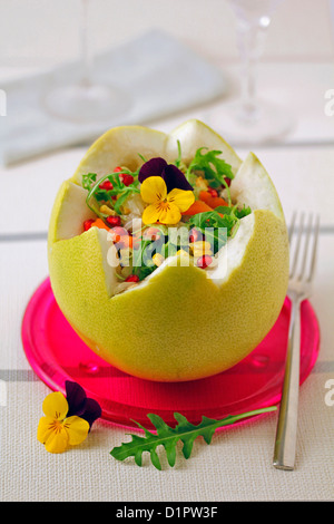 Gefüllte Grapefruit mit Salat. Stockfoto