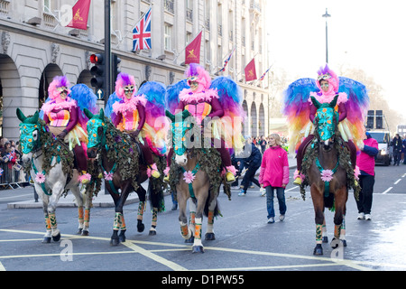 Feier-Hauptstadt der Welt "ist das Thema für Londoner New Year es Day Parade in 2013 Reiter Stockfoto