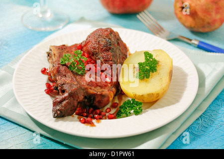 Schweinefleisch-Wangen mit Granatapfel. Stockfoto