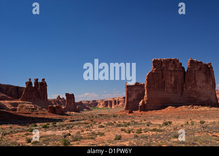 Drei Klatsch und Schafe Rock, Courthouse Towers Bereich, Arches-Nationalpark, Utah, USA Stockfoto