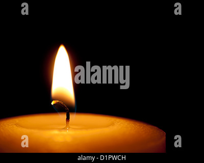Kerze schließen mit schwarzem Hintergrund Stockfoto