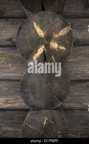 Alte Protokolle mit schönen runden Muster in alten Gebäudewand Stockfoto