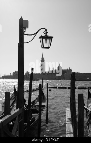 Gondeln und der Uferpromenade an Venedig, Italien, mit Blick auf den Campanile der Kirche San Giorgio Maggiore Stockfoto