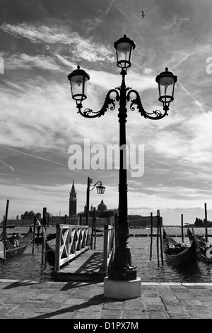 Gondeln und der Uferpromenade an Venedig, Italien, mit Blick auf den Campanile der Kirche San Giorgio Maggiore Stockfoto