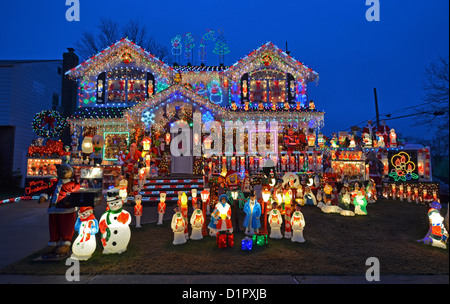 Haus in Bayside, Queens, New York für Weihnachten dekoriert. Dezember 2012. Stockfoto