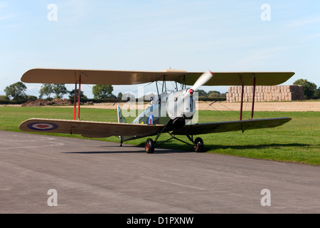 De Havilland DH82A Tiger Moth G-ALUC Rollen entlang der Start-und Landebahn am Breighton Flugplatz Stockfoto