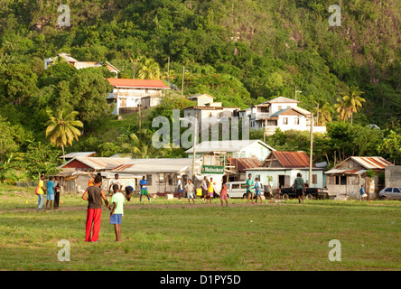 Lokalen Kinder und Jugendliche, die Fußball spielen auf dem Dorfplatz, Anse la Raye, St. Lucia, Karibik Stockfoto