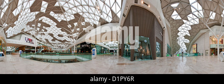 360-Grad Panorama des Innenraums des Westfield Shopping Centre in Shepherds Bush, West London. Stockfoto