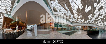 360-Grad Panorama des Innenraums des Westfield Shopping Centre in Shepherds Bush, West London. Stockfoto