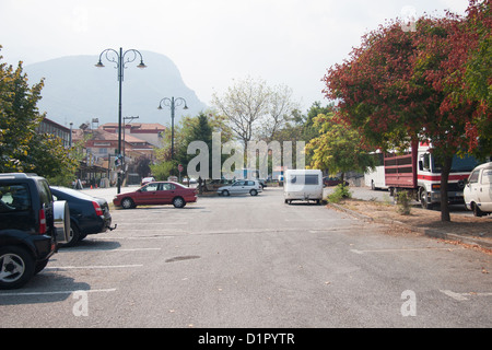 Parkplatz - Autos in einem Parkplätze Stockfoto