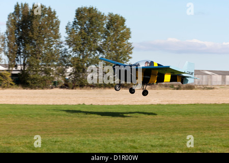 Beschwipst T66 R45 Serie 3 Nipper G-AWJE Massenermittlung aus Graspiste auf Breighton Flugplatz Stockfoto