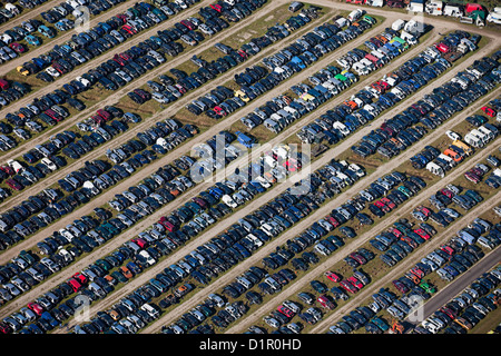 Den Niederlanden, in der Nähe von Almelo, Auto Schrottplatz. Luft. Stockfoto