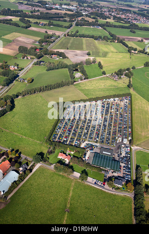Den Niederlanden, in der Nähe von Almelo, Auto Schrottplatz, umgeben von Farmen und Ackerland. Luft. Stockfoto