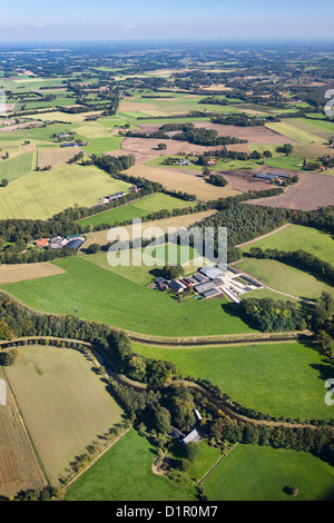 Den Niederlanden, in der Nähe von Almelo, Höfen und Feldern. Landwirtschaft. Luftbild Stockfoto