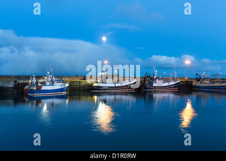 Mond über dem Hafen von Fraserburgh Stockfoto