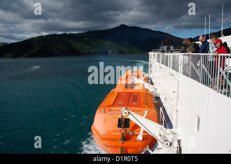 Eine Interislander Fähre mit Rettungskreuzers befestigt, durchläuft der Marlborough Sounds am südlichen Ende der Cook Strait. Stockfoto