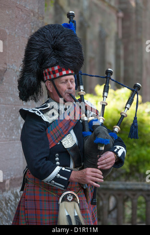 Piper in Scone Palace. Scone, in der Nähe von Perth, Schottland. Stockfoto